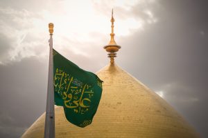 پرچم «علی ولی الله» مقابل گنبد حرم حضرت علی علیه‌السلام - آسمان صبح