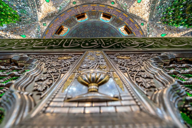 ضریح مطهر علوی در شب میلاد امیرالمؤمنین ۱۴۴۶ و سقف و گنبد