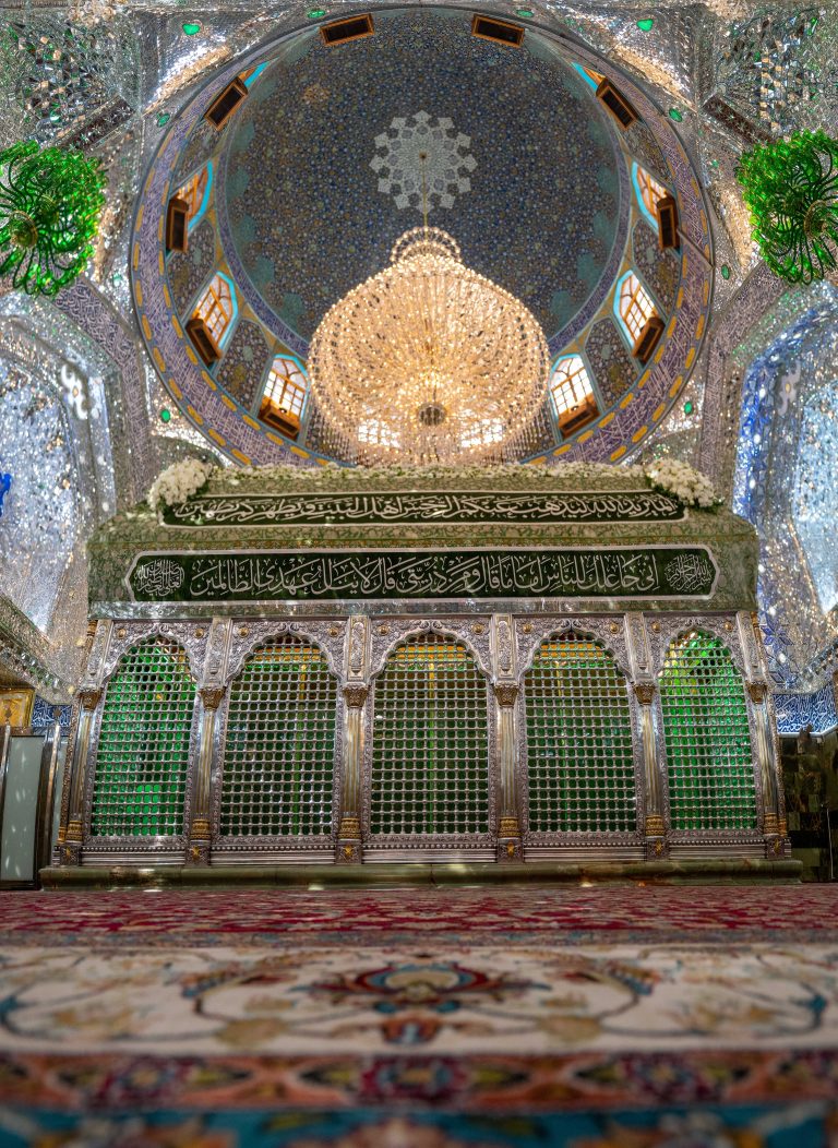مضجع شریف امیرالمؤمنین با گل‌آرایی به مناسبت میلاد ۳