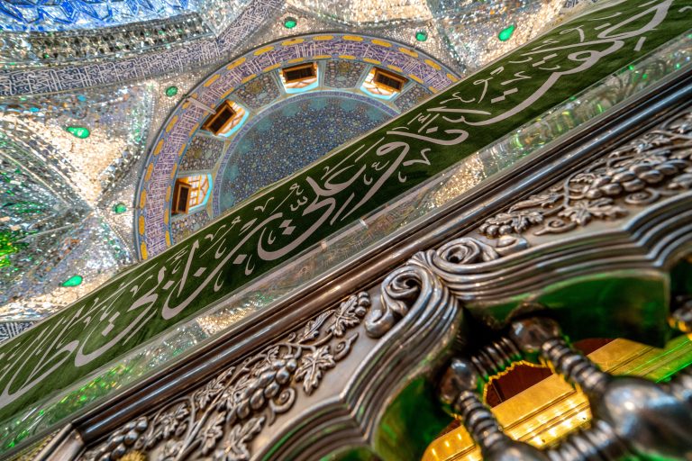 مضجع شریف امیرالمؤمنین با گل‌آرایی به مناسبت میلاد زوم به سمت بالا ۲