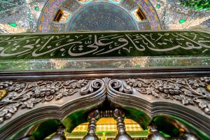 مضجع شریف امیرالمؤمنین با گل‌آرایی به مناسبت میلاد زوم به سمت بالا