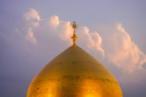 تصویر کامل گنبد حرم امام علی امیرالمؤمنین و ابرهای پشت آن در طلوع