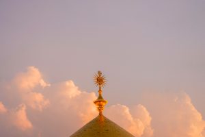 قسمت بالایی گنبد و نماد خورشید و ابرها در طلوع آفتاب
