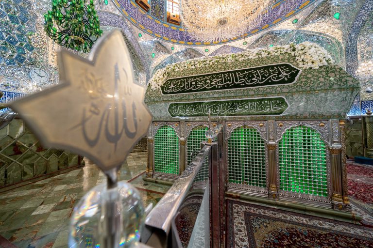 نقش الله و حائل میان دو قسمت مضجع و ضریح شریف امیرالمؤمنین با گل‌آرایی به مناسبت میلاد