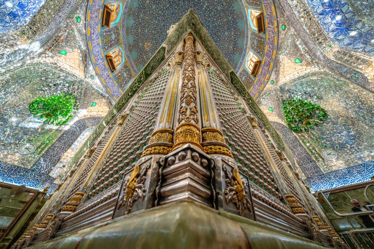 گوشه و رکن ضریح مطهر علوی در شب میلاد امیرالمؤمنین ۱۴۴۶