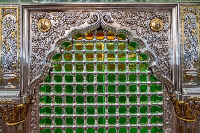 ضریح مطهر علوی در شب میلاد امیرالمؤمنین ۱۴۴۶ پنجره ضریح