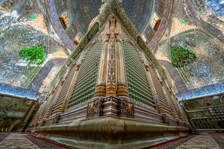 گوشه ضریح مطهر علوی در شب میلاد امیرالمؤمنین ۱۴۴۶