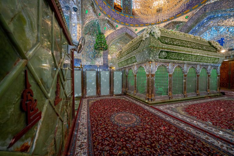 مضجع شریف امیرالمؤمنین با گل‌آرایی به مناسبت میلاد