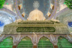 پنجره‌های ضریح مطهر با گل‌آرایی به مناسبت میلاد امیرالمؤمنین امام علی علیه‌السلام