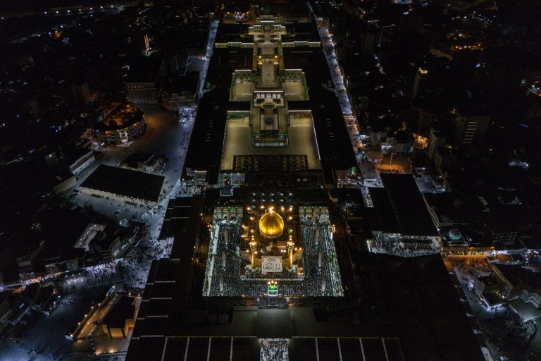 عکس هوایی حرم مطهر در شب ولادت امیرالمؤمنین علی (علیه‌السلام)