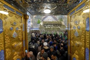 ورود زائران برای زیارت ضریح مطهر امام علی در روز ولادت امیرالمؤمنین علی علیه‌السلام