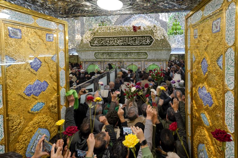 ورود زائران با شاخه‌های گل برای تبریک ولادت امیرالمؤمنین علی علیه‌السلام