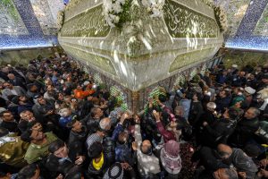 زائران دست به دامان ضریح در روز ولادت امیرالمؤمنین علی علیه‌السلام
