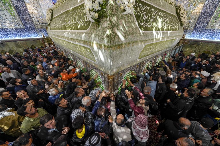 زائران دست به دامان ضریح در روز ولادت امیرالمؤمنین علی علیه‌السلام