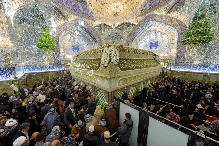 ضریح در روز ولادت امیرالمؤمنین علی علیه‌السلام و شیعیان