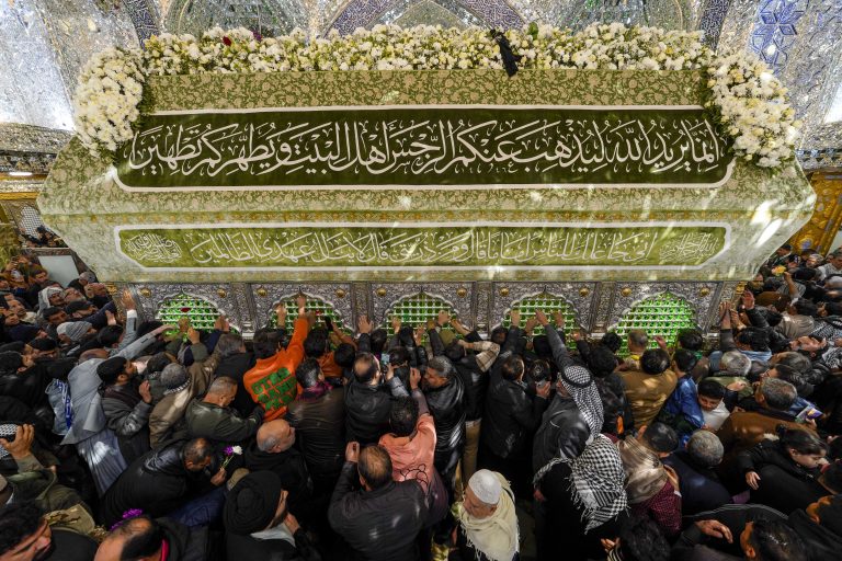 زائران متوسل به درگاه مطهر امام علی علیه‌السلام در روز ولادت