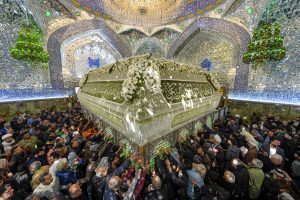 گل‌آرایی ضریح - زائران در روز ولادت امیرالمؤمنین علی علیه‌السلام