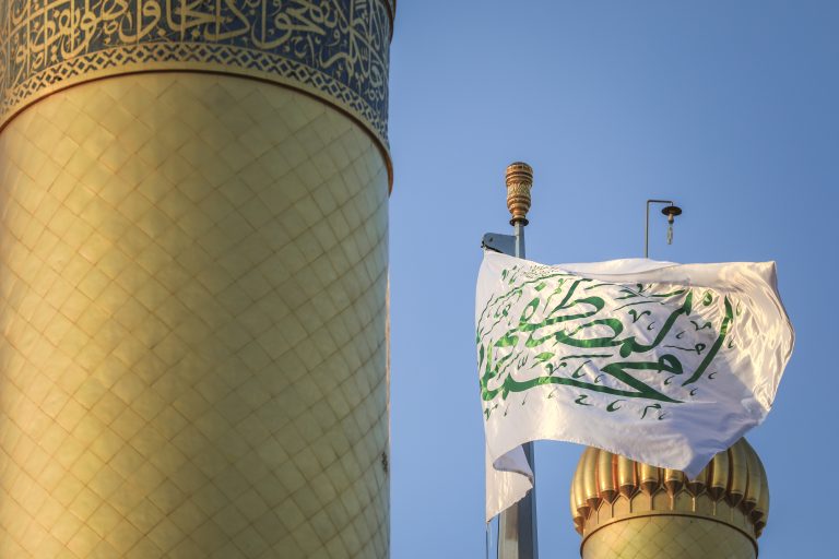 پرچم محمد المصطفی بالای حرم امام علی (علیه‌السلام)