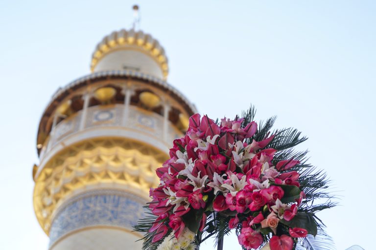 تاج گل و گلدسته حرم امیرالمؤمنین (علیه‌السلام)