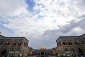 گنبد حرم امیرالمؤمنین (علیه‌السلام) و شبستان حضرت فاطمه (علیهاالسلام) و آسمان ابری
