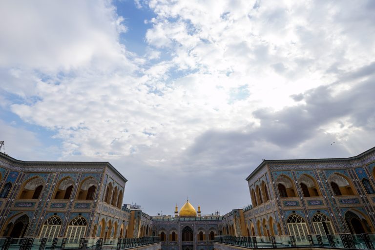 گنبد حرم امیرالمؤمنین (علیه‌السلام) و شبستان حضرت فاطمه (علیهاالسلام) و آسمان ابری