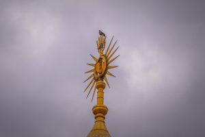 نمایی نزدیک از خورشیدی که بالای گنبد حرم امیرالمؤمنین (علیه‌السلام) قرار گرفته