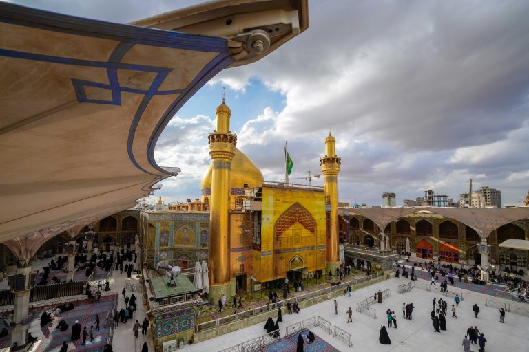 حضور زائران در صحن حرم امیرالمؤمنین علی (علیه‌السلام) و نما از زاویه بالا