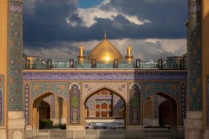 گنبد حرم امیرالمؤمنین علی (علیه‌السلام) از طرف شبستان حضرت زهرا (علیهاالسلام)