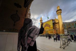 زائری در حال تحیت هنگام ورود به صحن حرم امیرالمؤمنین علی (علیه‌السلام)