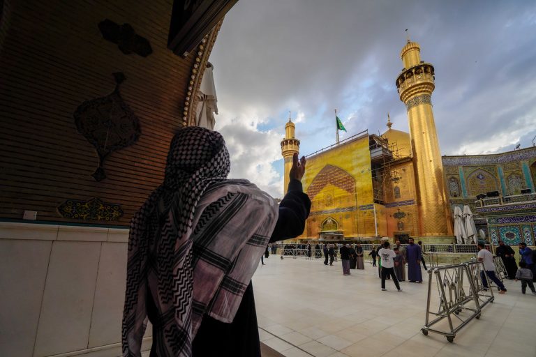 زائری در حال تحیت هنگام ورود به صحن حرم امیرالمؤمنین علی (علیه‌السلام)