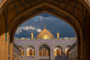 گنبد حرم امیرالمؤمنین علی (علیه‌السلام) از داخل ایوان شبستان حضرت زهرا (علیهاالسلام)