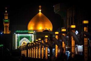 ورودی حرم و گنبد طلایی در شب با نورپردازی