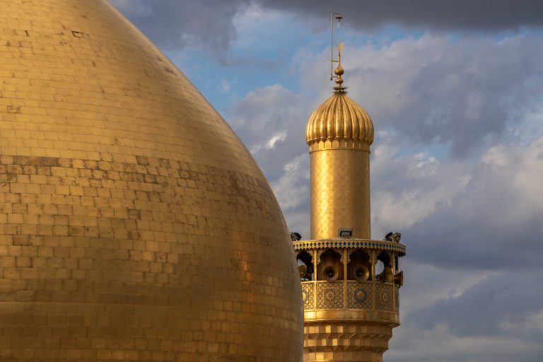 گلدسته در پشت گنبد حرم امیرالمؤمنین علی (علیه‌السلام)