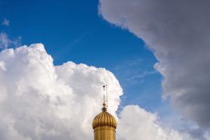 قسمت بالای گلدسته حرم و ابرهای آسمان