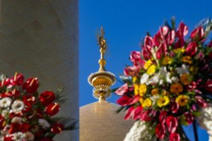 تاج‌های گل روبه‌روی گنبد حرم امیرالمؤمنین علی (علیه‌السلام)