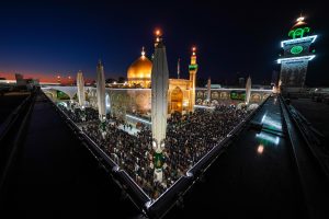 برپایی نماز جماعت مغرب در صحن از نمای زاویه بالا
