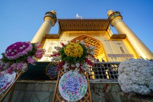 تاج‌های گل تزیین اعیاد شعبانیه در صحن حرم امیرالمؤمنین علی (علیه‌السلام)