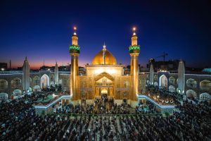 نماز جماعت مغرب در صحن از نمای روبروی ایوان طلا