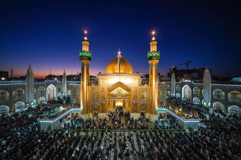 نماز جماعت مغرب در صحن از نمای روبروی ایوان طلا