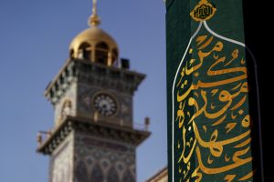 بنر من کنت مولاه و برج ساعت در پس زمینه