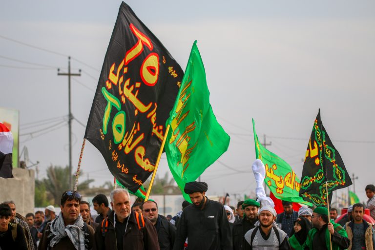 جمعی از عزاداران پرچم به دست در راه کربلا