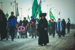 مردان و زنان در حال طی طریق کربلا