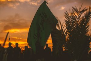 پرچم قمر بنی هاشم - غروب مسیر اربعین