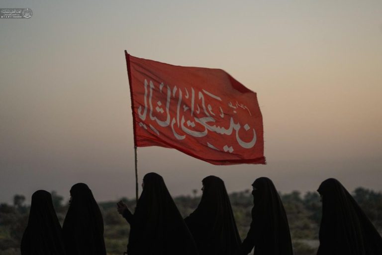 زنان زائر اربعین با پرچم یا لثارات الحسین