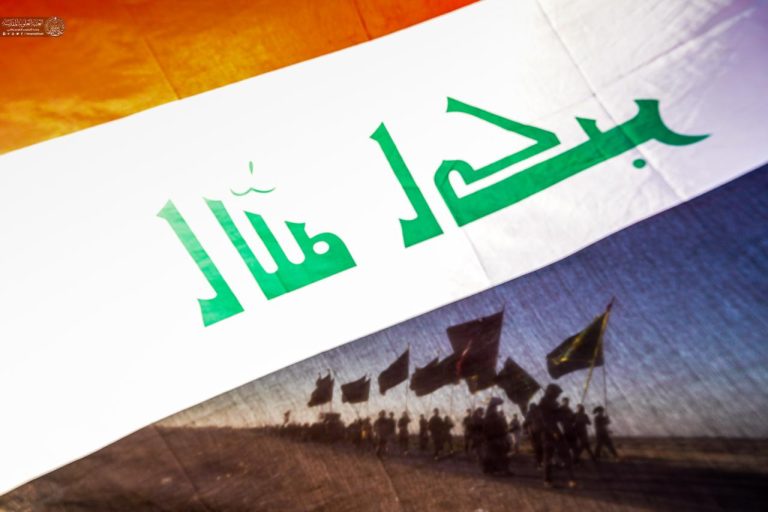 زائران اربعینی از پشت پرچم عراق