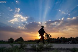 یک زائر در زمان غروب در مسیر پیاده‌روی