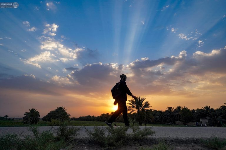 یک زائر در زمان غروب در مسیر پیاده‌روی