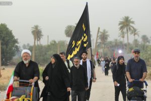 تعدادی از زائران اربعین که اول صبح حرکت می‌کنند