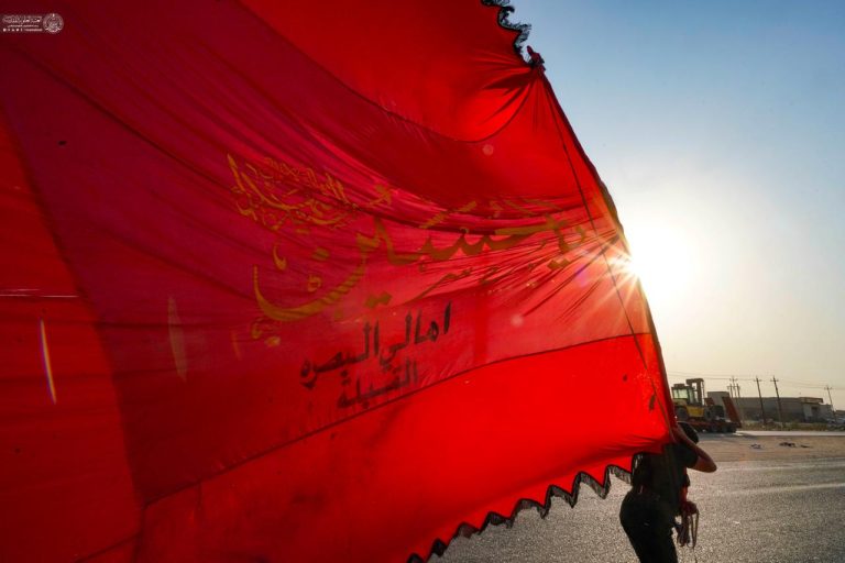 پرچم بزرگ یا حسین در پیاده‌روی اربعین