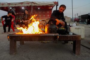 آماده سازی چای پیاده‌روی اربعین